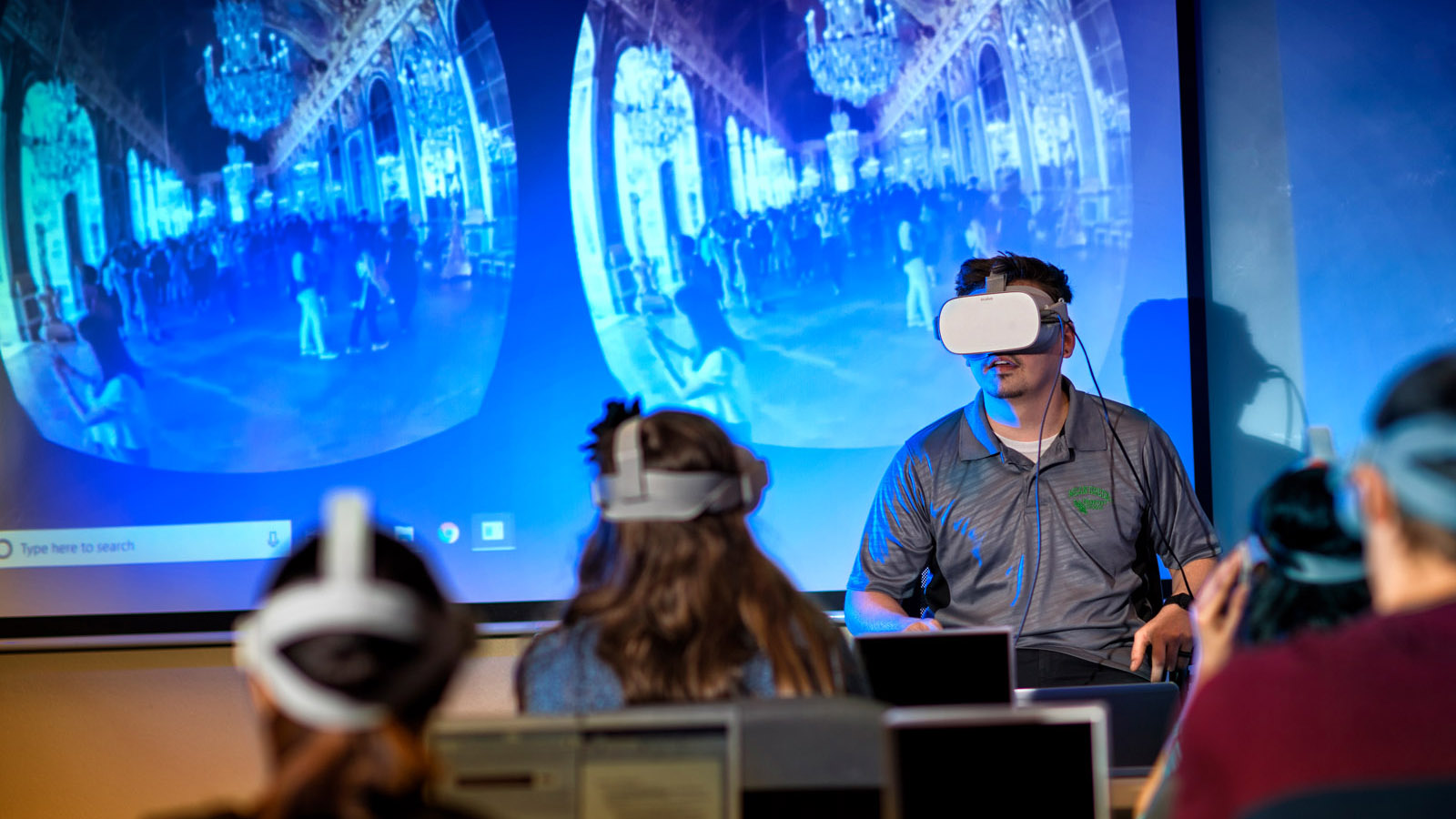 Students experimenting with Virtual Reality in class