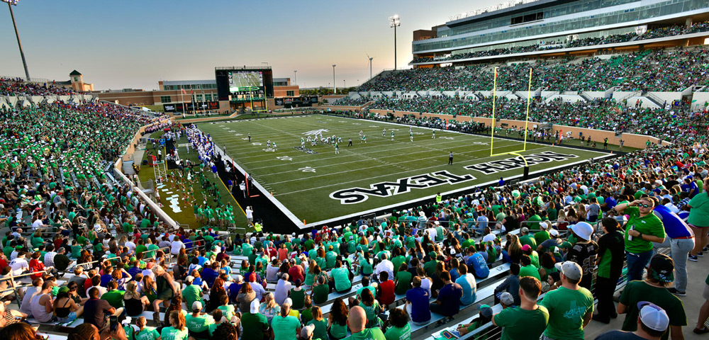 Partido de fútbol americano de la UNT en el Apogee Stadium