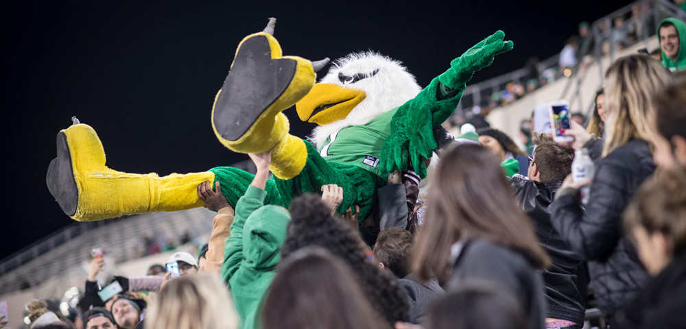 Scrappy haciendo *crowdsurfing* en un partido de fútbol americano
