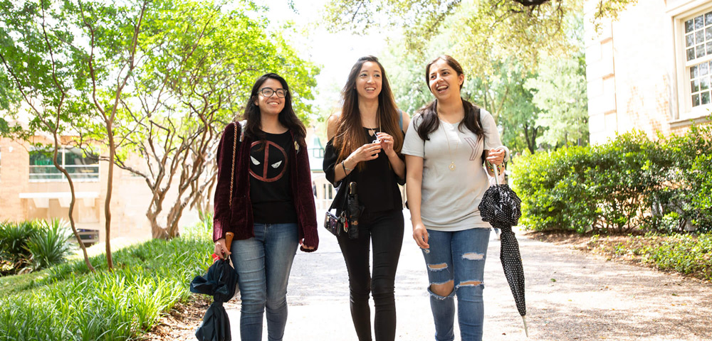 Estudiantes caminando por el campus